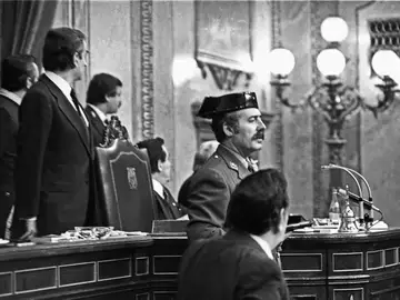 El teniente coronel de la Guardia Civil, Antonio Tejero, accede al Congreso de los Diputados durante la segunda votación de investidura de Leopoldo Calvo Sotelo El teniente coronel de la Guardia Civil, Antonio Tejero, accede al Congreso de los Diputados durante la segunda votación de investidura de Leopoldo Calvo Sotelo