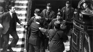 La asonada del 23 de febrero de 1981 cumple ahora 45 años. En la imagen, Suárez y Gutiérrez Mellado, protagonistas entre los guardias civiles La asonada del 23 de febrero de 1981 cumple ahora 45 años. En la imagen, Suárez y Gutiérrez Mellado, protagonistas entre los guardias civiles
