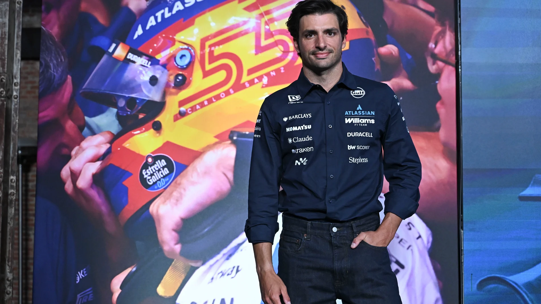 MADRID, 23/02/2026.- El piloto de la escudería Williams de Fórmula Uno Carlos Sáinz posa para los medios durante un acto promocional celebrado este lunes en Madrid. EFE/Fernando Villar