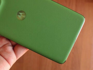 Trasera del motorola edge 60 en color verde