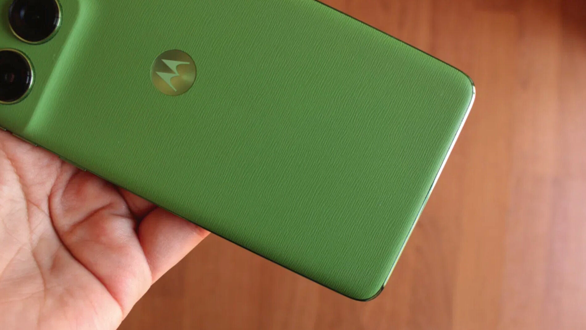 Trasera del motorola edge 60 en color verde