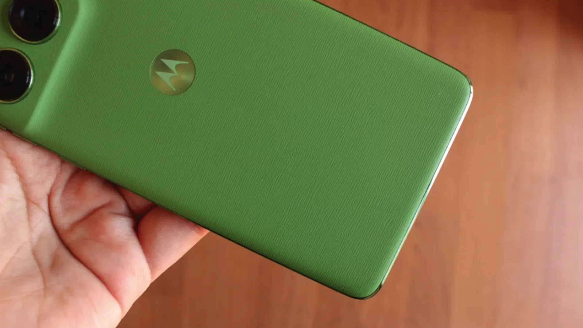 Trasera del motorola edge 60 en color verde