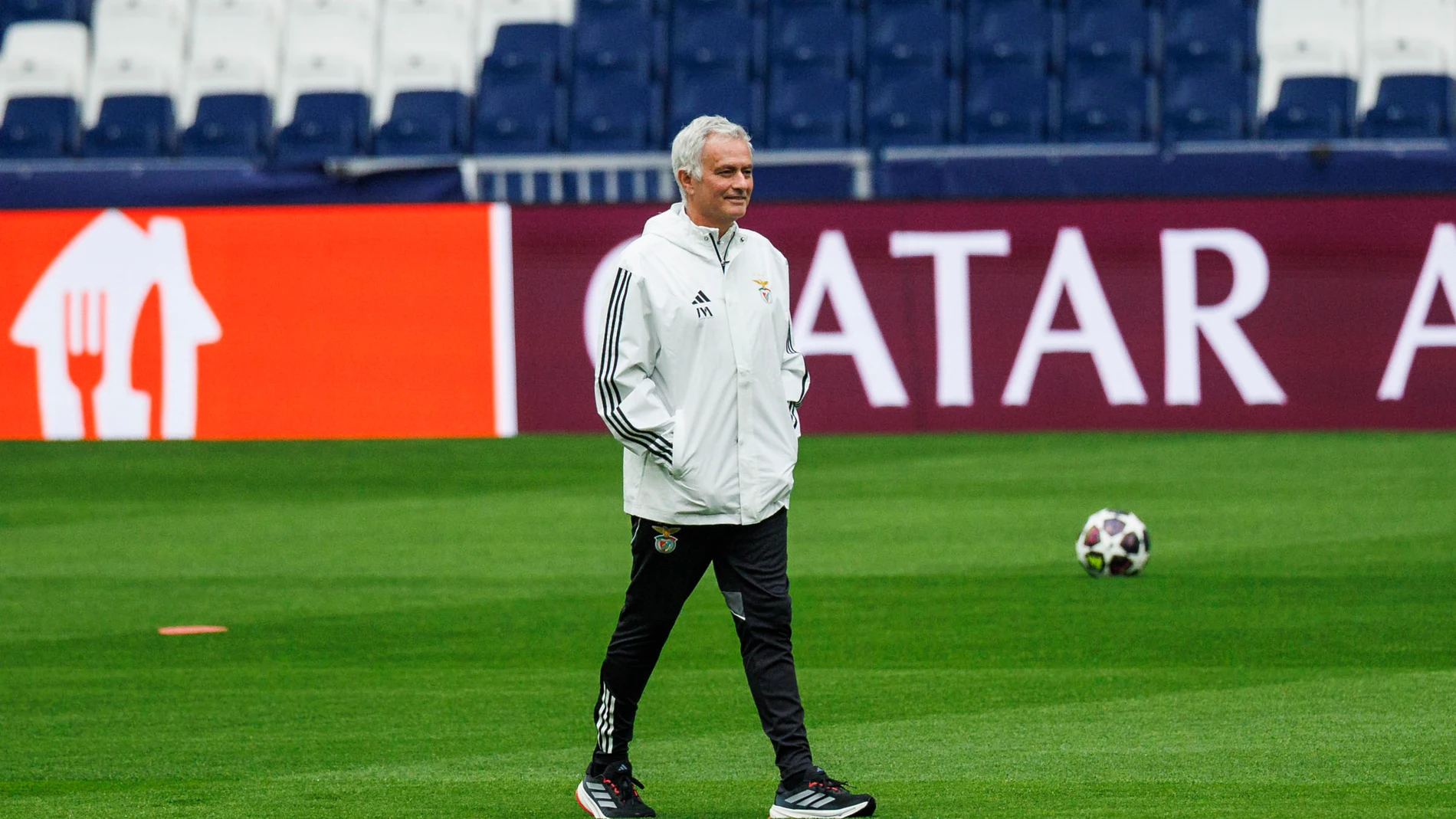 MADRID, 24/02/2026.- El entrenador del Benfica, José Mourinho, durante el entrenamiento de este martes en el estadio Santiago Bernabéu, en la víspera del partido de vuelta de la eliminatoria previa de acceso a los octavos de final de la Liga de Campeones que disputan ante el Real Madrid. EFE/ Rodrigo Jiménez