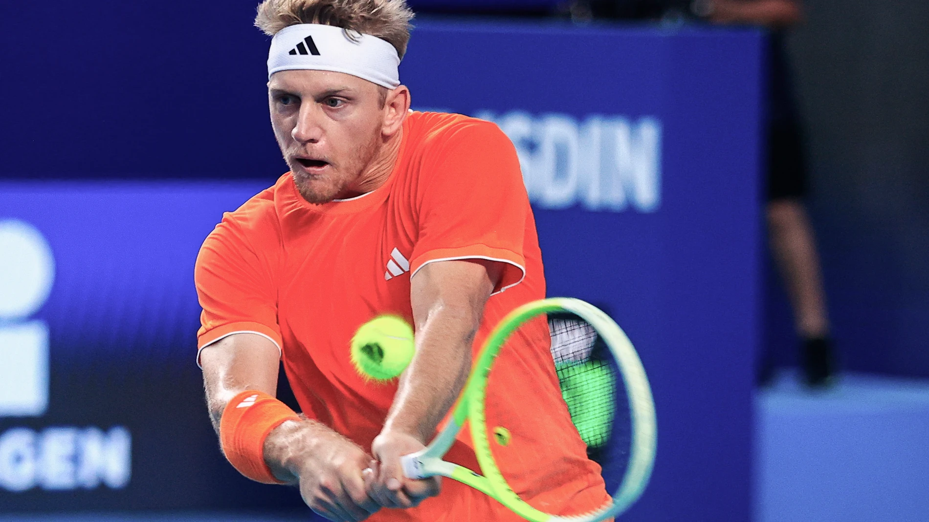 MEX5237. ACAPULCO (MÉXICO), 23/02/2026.- El tenista español Alejandro Davidovich Fokina devuelve una bola ante el alemán Daniel Altmaier este lunes, en un partido del Abierto Mexicano de Tenis 2026, realizado en la ciudad de Acapulco (México). Davidovich cuarto favorito, derrotó con parciales de 7-5 y 6-3 al alemán Daniel Altmaier y avanzó a los octavos de final del Abierto de Acapulco. EFE/ David Guzmán