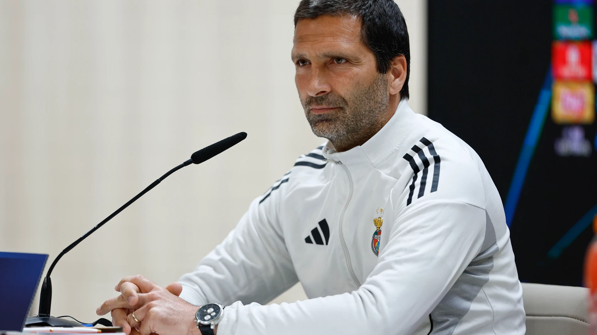 MADRID, 24/02/2026.- El segundo entrenador del Benfica, Joao Tralhao, durante la rueda de prensa ofrecida este martes en el estadio Santiago Bernabéu, en la víspera del partido de vuelta de la eliminatoria previa de acceso a los octavos de final de la Liga de Campeones que disputan ante el Real Madrid. EFE/ Rodrigo Jiménez