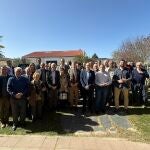 Foto de familia de Garc&iacute;a Carbayo y Javier Iglesias con alcaldes y concejales de la zona de Ciudad Rodrigo