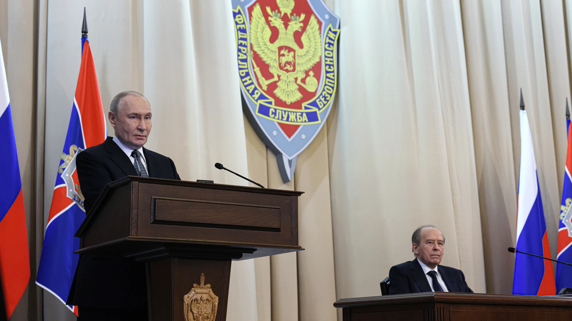 MOSCOW (Russian Federation), 24/02/2026.- Russian President Vladimir Putin (L) and Federal Security Service Director Alexander Bortnikov (R) attend a meeting of the Federal Security Service (FSB) Board in Moscow, Russia, 24 February 2026. (Rusia, Moscú) EFE/EPA/MIKHAIL METZEL / SPUTNIK / KREMLIN POOL