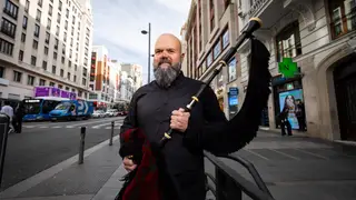 El gaitero Bras Rodrigo, director del desfile de San Patricio en Madrid, el 24 de febrero en Gran Vía. Bras Rodrigo, gaitero.© Jesus G. Feria.