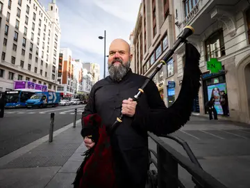 El gaitero Bras Rodrigo, director del desfile de San Patricio en Madrid, el 24 de febrero en Gran Vía. Bras Rodrigo, gaitero.© Jesus G. Feria.