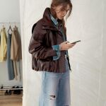 Modelo de Zara con chaqueta de cuello chimenea.