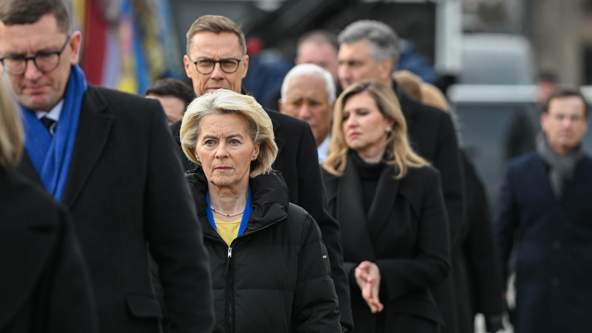 Kyiv (Ukraine), 24/02/2026.- European Commission President Ursula von der Leyen (C) along with EU leaders attends a ceremony at the memorial to the fallen Ukrainian soldiers on Independence Square in Kyiv, Ukraine, 24 February 2026. Ukraine marks the fourth anniversary since Russia began its full-scale invasion of the country in 2022. (Rusia, Ucrania, Kiev) EFE/EPA/MARCIN OBARA POLAND OUT