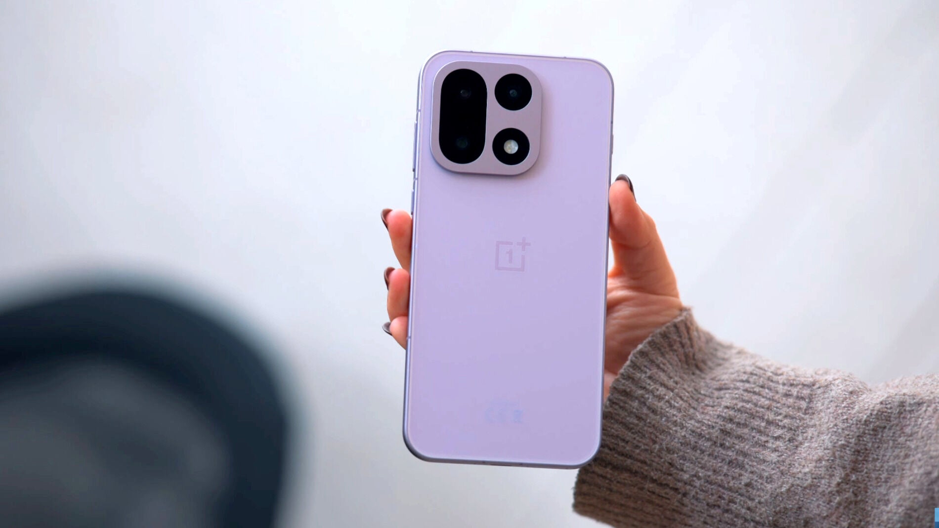 OnePlus 15 en color violeta