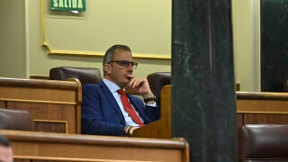 MADRID, 24/02/2026.- El diputado y portavoz de Vox en el Ayuntamiento de Madrid, Javier Ortega Smith, asiste al pleno celebrado por el Congreso de los Diputados, este martes en Madrid. EFE/Fernando Villar 