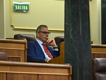 MADRID, 24/02/2026.- El diputado y portavoz de Vox en el Ayuntamiento de Madrid, Javier Ortega Smith, asiste al pleno celebrado por el Congreso de los Diputados, este martes en Madrid. EFE/Fernando Villar 