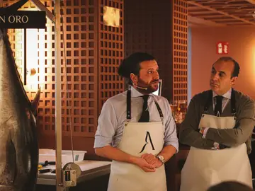 El ronqueo es una técnica de despiece de atún rojo salvaje en vertical El ronqueo es una técnica de despiece de atún rojo salvaje en vertical