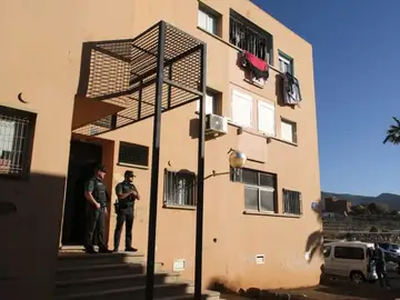 Cocaína y cannabis en el crimen de Tenerife, la autopsia confirma el consumo de drogas antes del asesinato del menor Dos guardias civiles custodian este viernes la entrada de la vivienda donde ocurrió el crimen en el municipio tinerfeño de Arona.