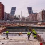Los trabajadores, esta ma&ntilde;ana, en el entorno de las obras
