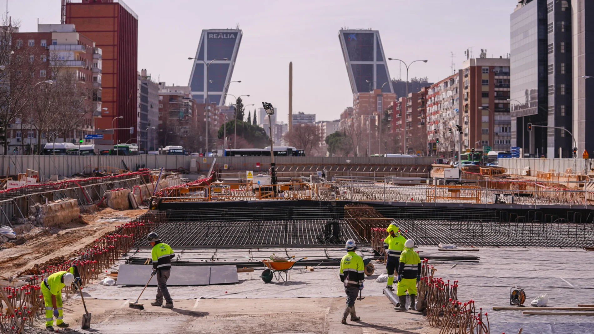 Los trabajadores, esta mañana, en el entorno de las obras