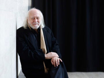 GRAFCAT8943. BARCELONA (ESPA&Ntilde;A), 25/02/2026.-El Premio Nobel de Literatura 2025, L&aacute;szl&oacute; Krasznahorkai, posa para los medios antes de ofrecer una rueda de prensa en el Centro de Cultura Contempor&aacute;nea de Barcelona en su primer acto p&uacute;blico fuera de Hungr&iacute;a tras recibir el galard&oacute;n, donde por la tarde repasar&aacute; su trayectoria de m&aacute;s de tres d&eacute;cadas en conversaci&oacute;n con Adan Kovacsics, amigo del autor y traductor al castellano.EFE/ Quique Garc&iacute;a 