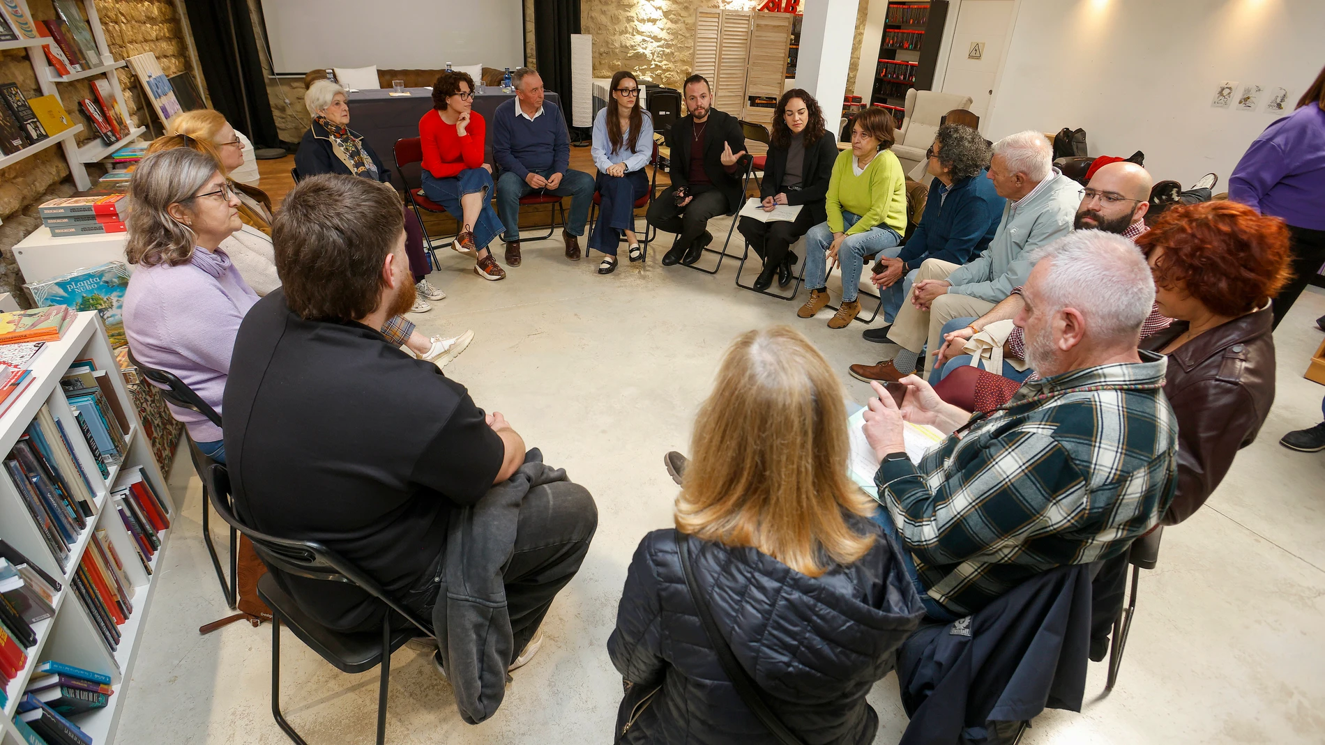 GRAFCVA2330. ALICANTE, 25/02/2026.- El síndic de Compromís en Les Corts, Joan Baldoví, junto con otros dirigentes de la coalición, presenta el modelo de acceso a la vivienda que propone esta formación política y se reúne con representantes de asociaciones vecinales de Alicante. EFE/Morell