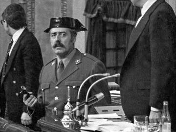 MADRID, 25/02/2026.- Fotograf&iacute;a de archivo tomada el 23/02/1981 del exteniente coronel de la Guardia Civil Antonio Tejero, que protagoniz&oacute; la intentona de golpe de Estado el 23F, y que ha fallecido este mi&eacute;rcoles a los 93 a&ntilde;os, ha confirmado a EFE el despacho de abogados que representa a su familia. EFE/ARCHIVO/Manuel H. de Le&oacute;n