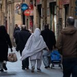  Varias personas caminan cargadas por una calle, a 24 de enero de 2024, en Barcelona