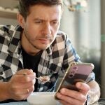 Comer solo y con el m&oacute;vil te roba la alegr&iacute;a: la ciencia lo confirma 