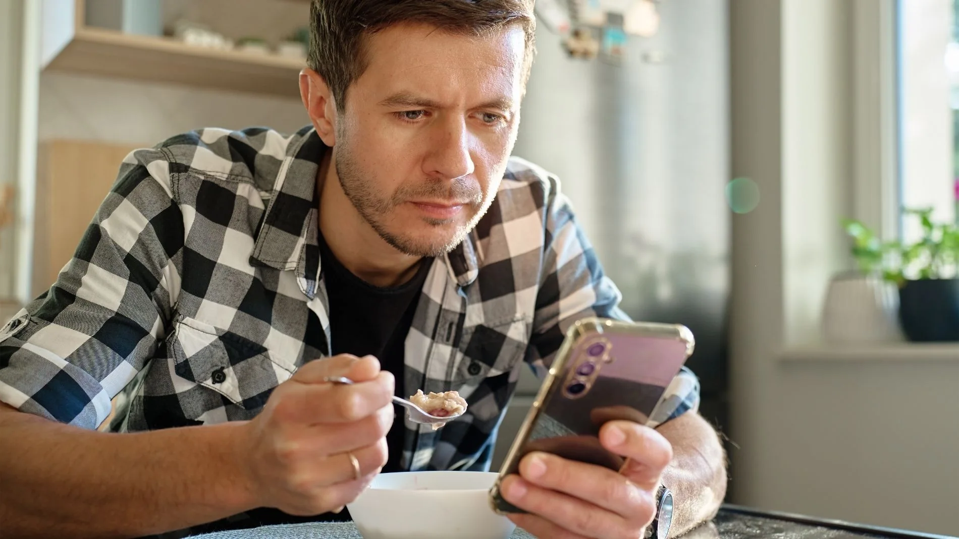 Comer solo y con el móvil te roba la alegría: la ciencia lo confirma