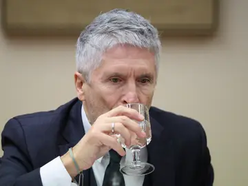 Marlaska comparece en la Comisión de Interior del Congreso para valorar la implementación de la baliza V16 El ministro del Interior, Fernando Grande Marlaska, comparece ante la Comisión de Interior, en el Congreso de los Diputados, a 25 de febrero de 2026, en Madrid (España). Grande Marlaska comparece para valorar la implementación de la obligatoriedad de la baliza V16 en España, del proceso de aplicación de esta norma que afecta a 28 millones de conductores en nuestro país y las acciones llevadas a cabo por la DGT para informar sobre la nueva normativa. 25 FEBRERO 2026 Alejandro Martínez Vélez ...