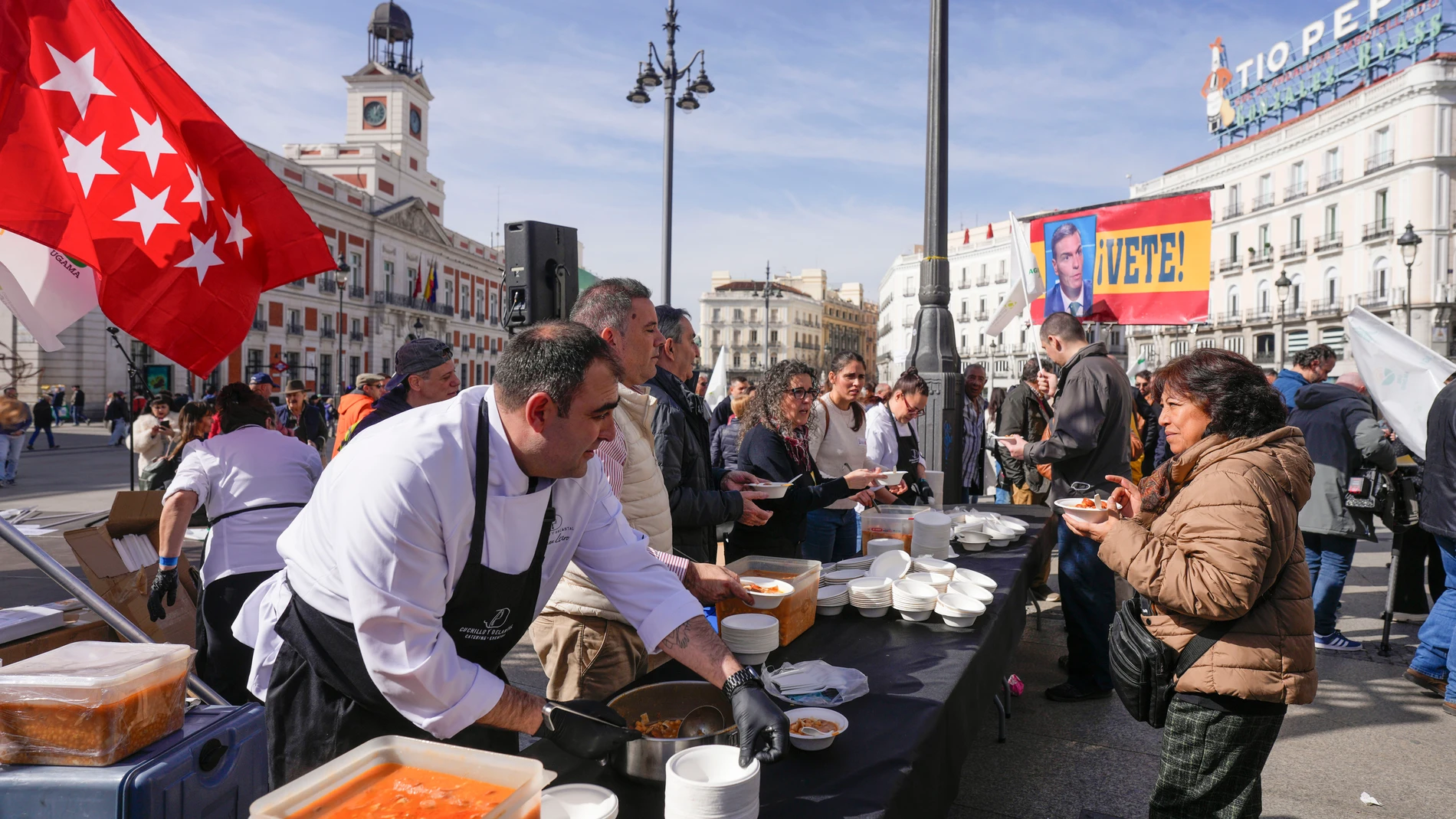 MADRID, 25/02/2026.- Las organizaciones profesionales agrarias madrileñas convocan una nueva concentración 'Por el presente y el futuro del campo madrileño' del sector primario en rechazo a la firma del acuerdo comercial entre la Unión Europea y Mercosur en sus condiciones actuales, este miércoles en la madrileña Puerta del Sol. EFE/Borja Sánchez-Trillo