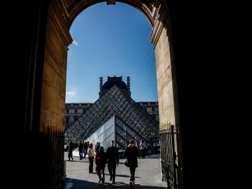 Paris (France), 25/02/2026.- Visitors gather outside the Louvre Museum in Paris, France, 25 February 2026. The president of the Louvre, Laurence des Cars, submitted her resignation to Emmanuel Macron, who accepted it. French media reported that Christophe Leribault has been nominated as the new president of the museum. (Francia) EFE/EPA/YOAN VALAT 