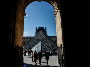 Louvre president Laurence des Cars resigns Paris (France), 25/02/2026.- Visitors gather outside the Louvre Museum in Paris, France, 25 February 2026. The president of the Louvre, Laurence des Cars, submitted her resignation to Emmanuel Macron, who accepted it. French media reported that Christophe Leribault has been nominated as the new president of the museum. (Francia) EFE/EPA/YOAN VALAT