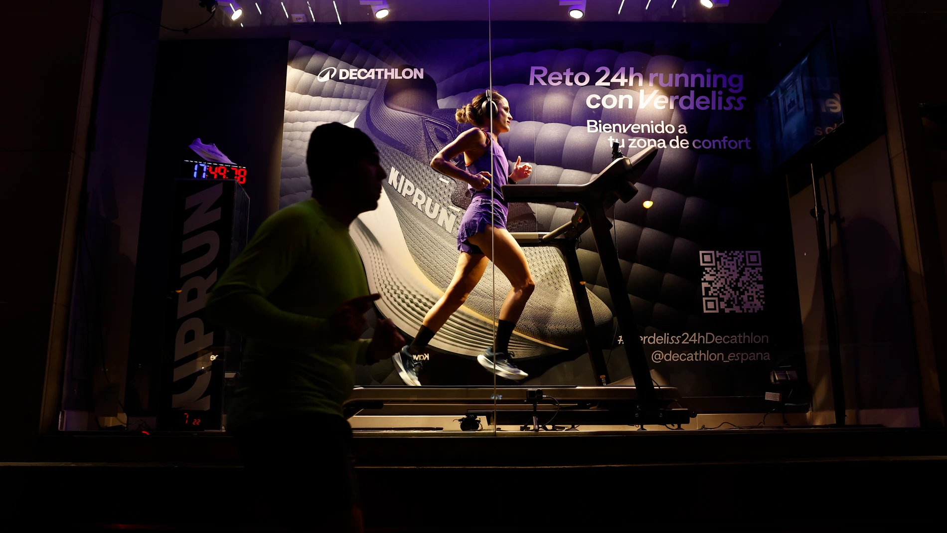 MADRID, 25/02/2026.- La atleta y creadora de contenido Verdeliss durante el 'Reto 24h running con Verdeliss', en el que estará corriendo en una cinta durante un día sin descanso, este miércoles en Madrid. EFE/ Rodrigo Jiménez