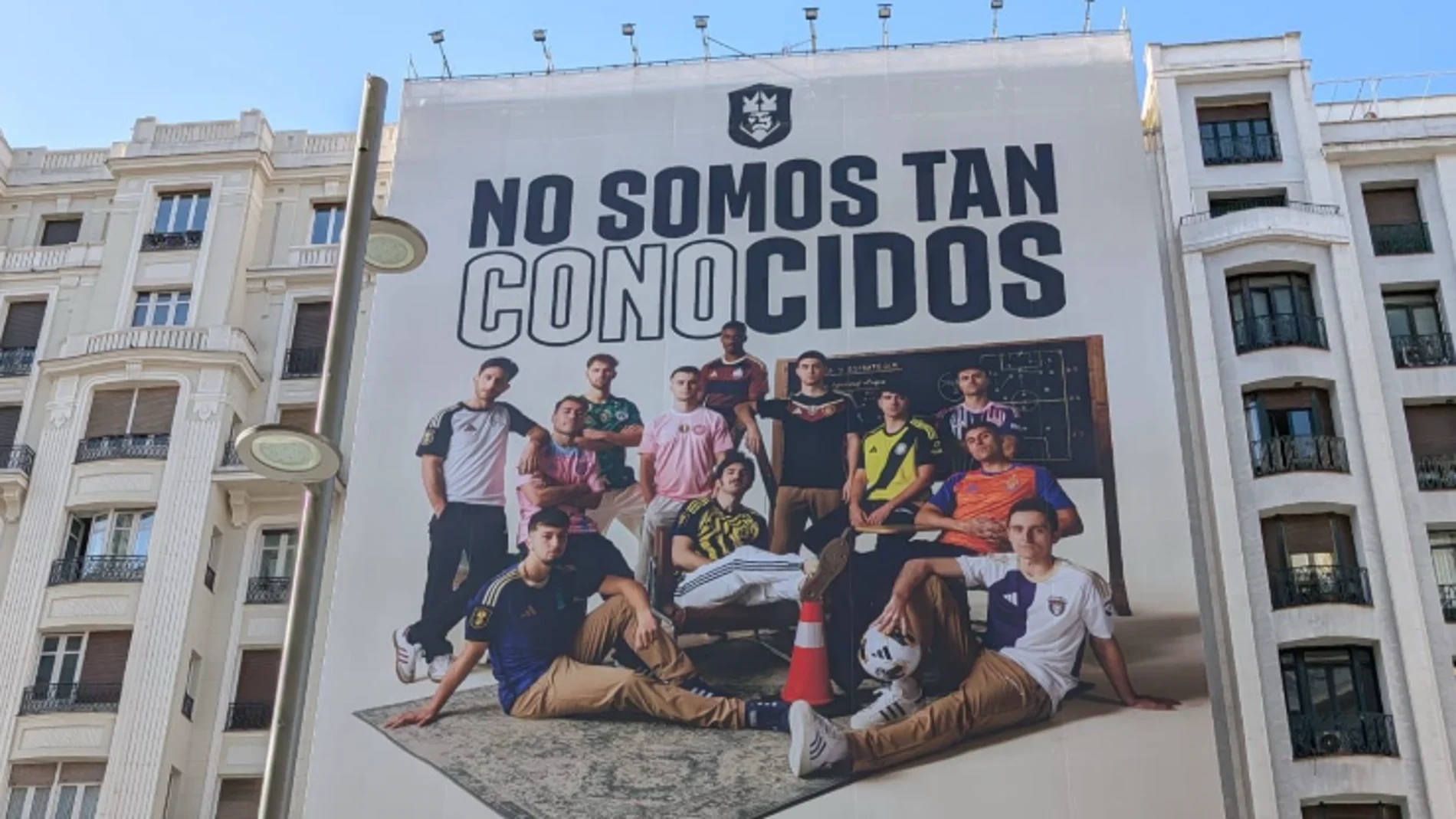 La provocación de Gerard Piqué a Arbeloa tras colocar una pancarta en la Gran Vía: "No somos tan cono-cidos"