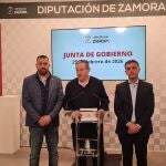 Fa&uacute;ndez junto al diputado de Obras, Manuel Mart&iacute;n P&eacute;rez, y el vicepresidente segundo y diputado de Personal, R&eacute;gimen Interior, Pol&iacute;tica Social y Familia, Ramiro Silva Monterrubio.
