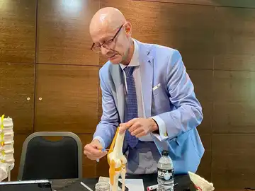 Dr. Jorge De Vicente Solé, especialista en tratamiento del dolor Dr. Jorge De Vicente Solé, especialista en tratamiento del dolor