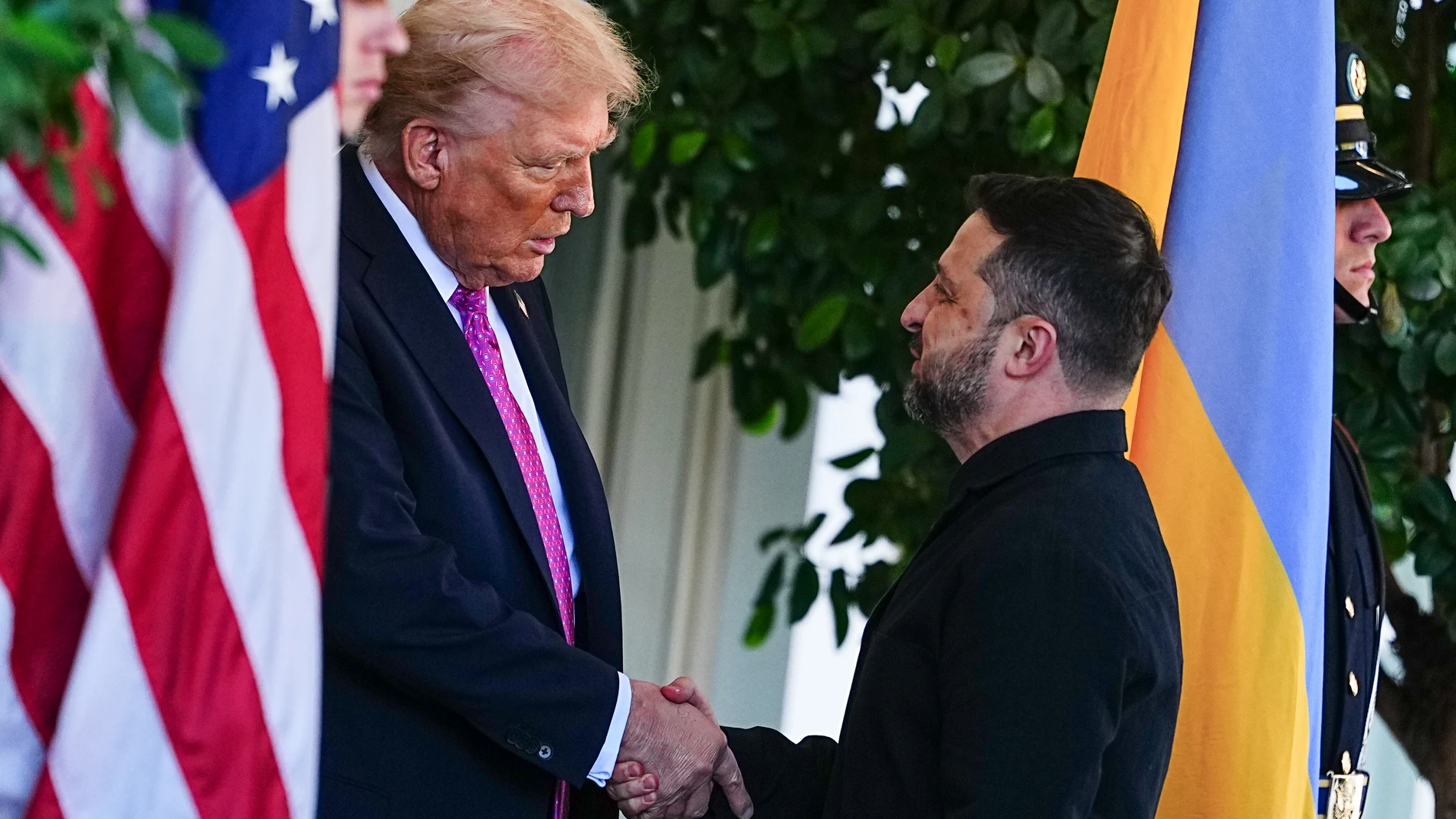(Foto de ARCHIVO) October 17, 2025, Washington, District Of Columbia, USA: United States President Donald J Trump greets President Volodymyr Zelenskyy of Ukraine at the West Wing Lobby entrance of the White House in Washington, DC, USA, on Friday, October 17, 2025 Europa Press/Contacto/Aaron Schwartz - Pool via CN 17/10/2025 ONLY FOR USE IN SPAIN