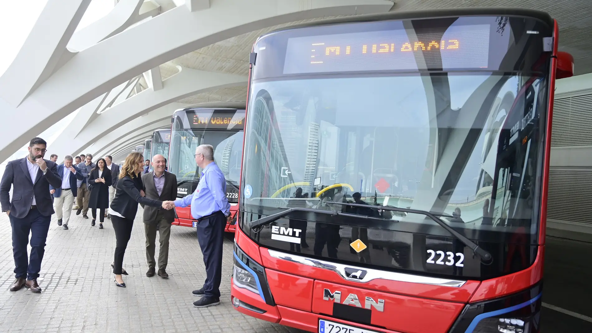 La alcaldesa de Valencia, María José Catalá, en la presentación de los 26 nuevos autobuses eléctricos de la EMT