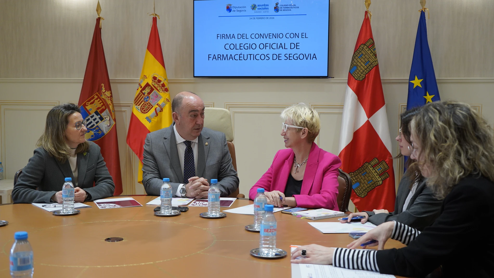 Miguel Ángel de Vicente firma el convenio con Marta Ruano