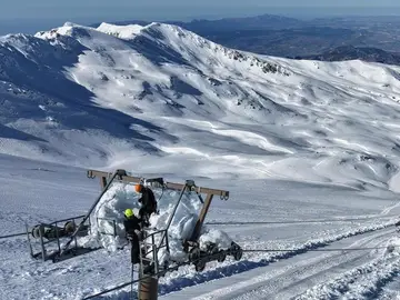 Sierra Nevada Sierra Nevada acelera la sustitución de la pilona dañada en el telesilla LagunaREMITIDA / HANDOUT por CETURSA SIERRA NEVADAFotografía remitida a medios de comunicación exclusivamente para ilustrar la noticia a la que hace referencia la imagen, y citando la procedencia de la imagen en la firma25/02/2026