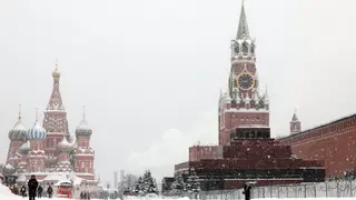 Invierno en Moscú FOTODELDÍA MOSCOW (Russian Federation), 25/02/2026.- People walk on the snow-covered Red Square near the Kremlin during a snowy winter day in Moscow, Russia, 25 February 2026. (Rusia, MOSCÚ (Federación Rusa), 25/02/2026.- Personas caminan por la nevada Plaza Roja, cerca del Kremlin, durante un día de invierno en Moscú, Rusia, ESTE MIÉRCOLES.-EFE/ Maxim Shipenkov
