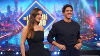 Mar&iacute;a Pombo eleva el cors&eacute; negro en 'El Hormiguero'.
