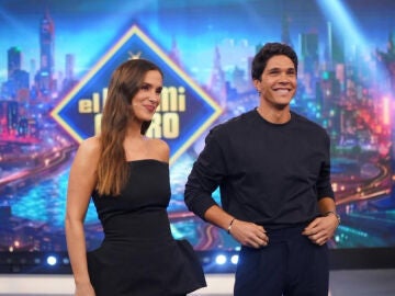 Mar&iacute;a Pombo eleva el cors&eacute; negro en 'El Hormiguero'.