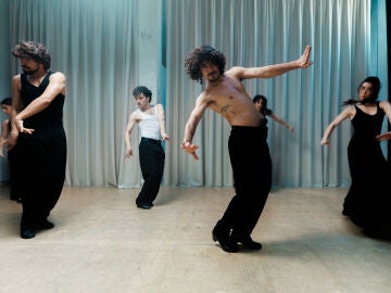 Jes&uacute;s Carmona, en el centro, junto al resto de su compa&ntilde;&iacute;a durante un ensayo