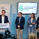 Ma&ntilde;ueco junto a Roc&iacute;o Lucas y Benito Serrano en la sede de la Asociaci&oacute;n contra el C&aacute;ncer en Soria