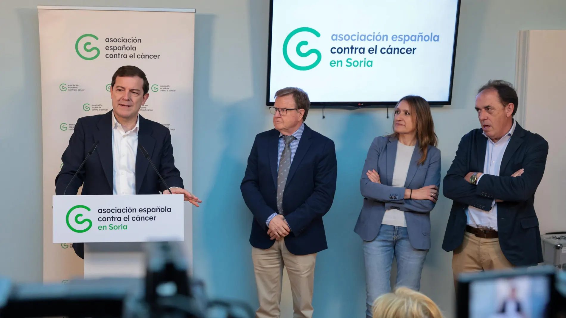 Mañueco junto a Rocío Lucas y Benito Serrano en la sede de la Asociación contra el Cáncer en Soria