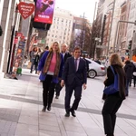 Almeida, esta mañana, en la Gran Vía, junto a la vicealcaldesa Inma Sanz