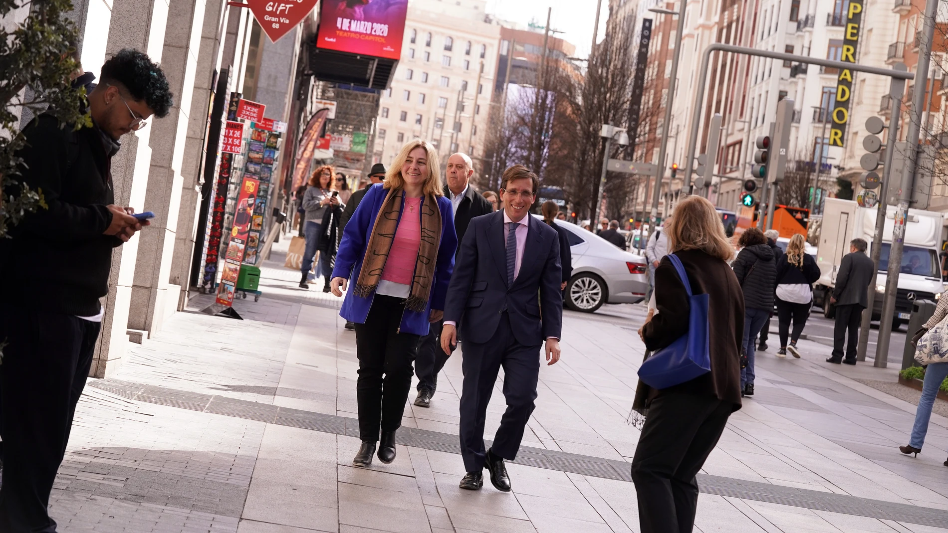 Almeida, esta mañana, en la Gran Vía, junto a la vicealcaldesa Inma Sanz
