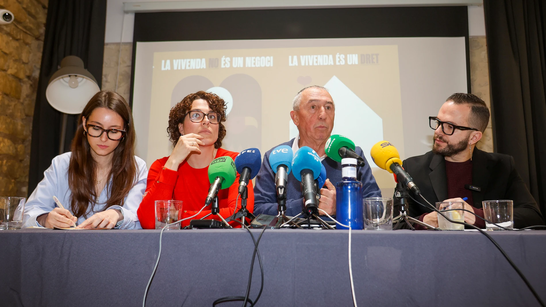 GRAFCVA2331. ALICANTE, 25/02/2026.- El síndic de Compromís en Les Corts, Joan Baldoví, junto a sus compañeros de partido, Maria Josep Calabuig (i), Aitana Mas y Rafa Mas (d), durante el acto de presentación del modelo de acceso a la vivienda que propone esta formación política. EFE/Morell
