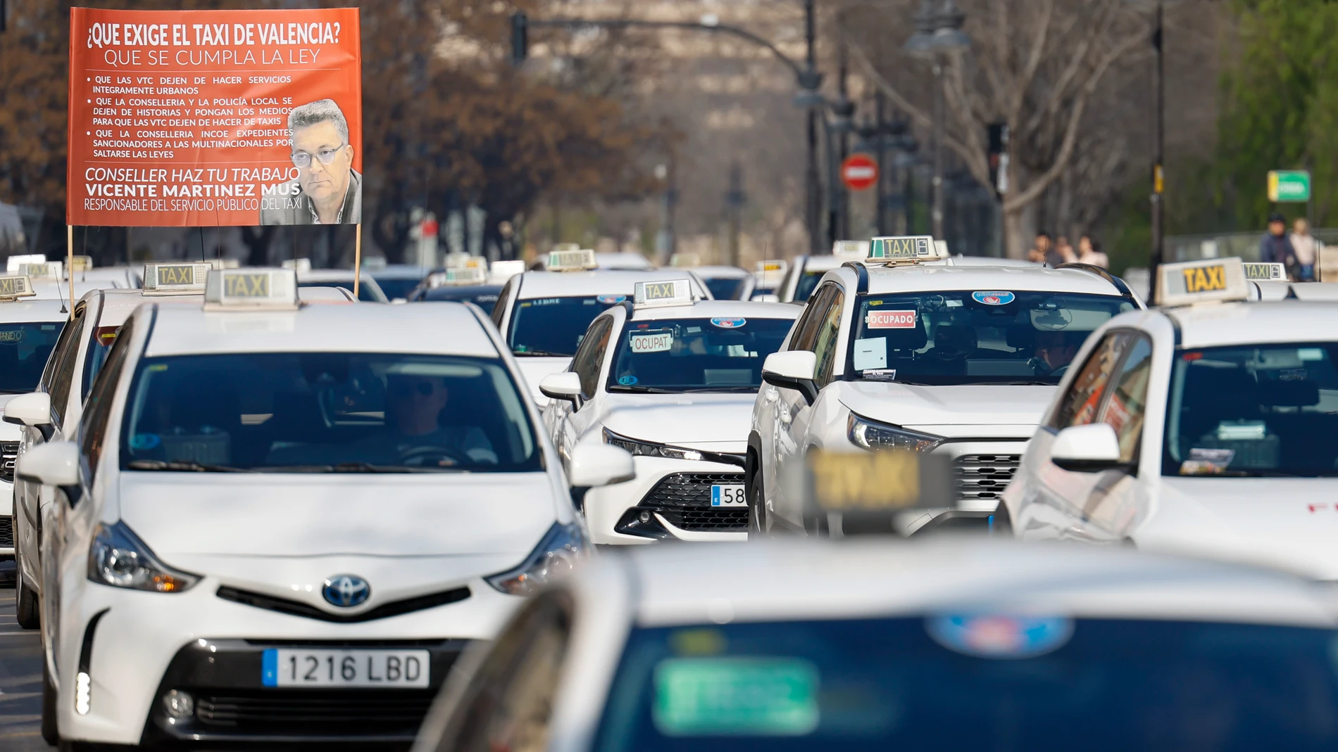 VALENCIA, 25/02/2026.- Los taxis valencianos están llamados a parar este miércoles durante 24 horas y a manifestarse por las principales avenidas y calles de València para exigir que la Generalitat "devuelva el equilibrio" al sector respecto a los vehículos VTC. EFE/Ana Escobar